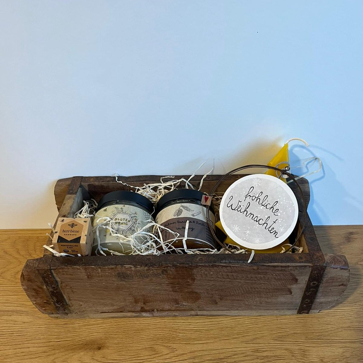 Weihnachtsgeschenk in rustikaler Kiste