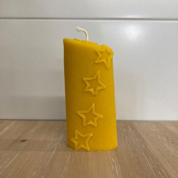 Bienenwachskerze schräg mit Sternen